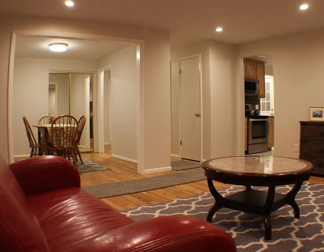 Pisos de madera en todo el primer piso. - 6482 Zephyr St