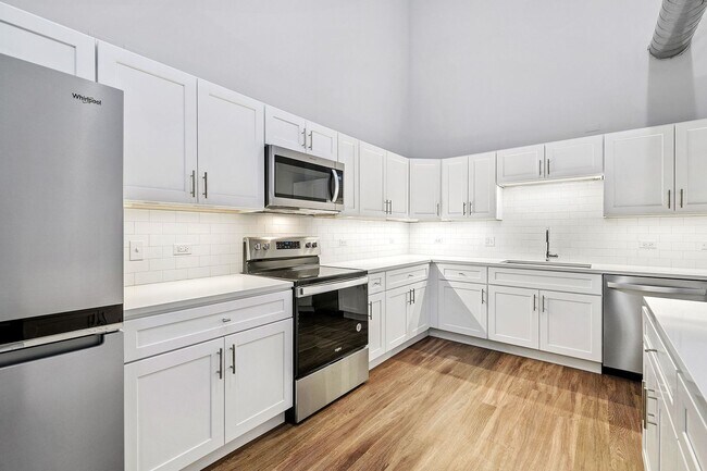 Photo - 1900 W Lawrence Ave