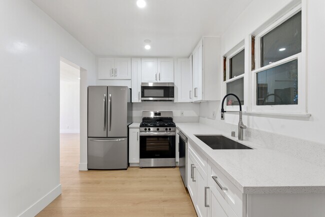 Photo - 356 S Rexford Dr Unit 6