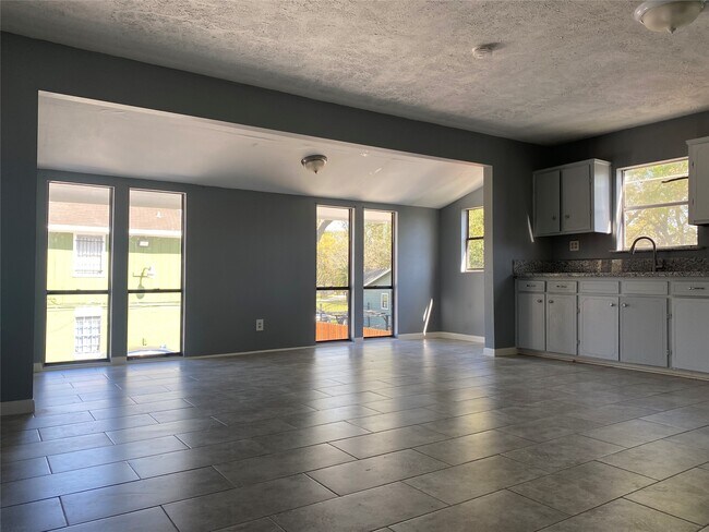 Photo - 8220 Glenview Dr