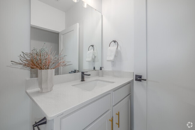 2BR, 2BA - 1,253SF - 2B - Primary Bathroom