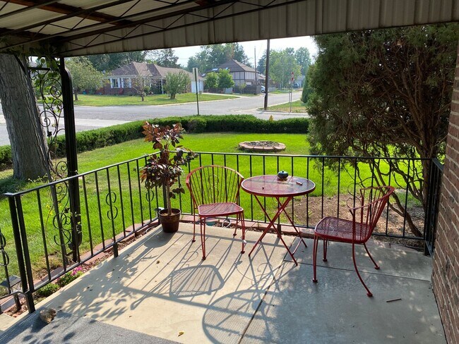 Photo - Adorable Large 4 Bedroom Cottage w/ Tons o...
