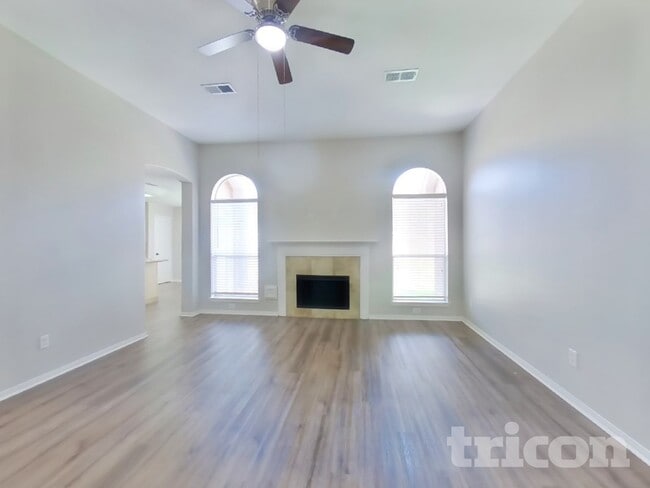 Photo - 814 Robins Way