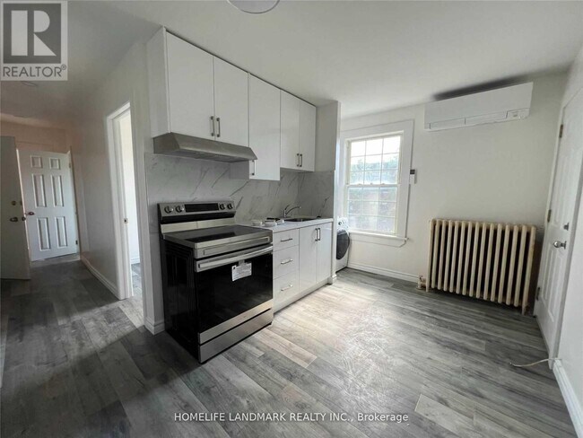 Photo - 2398 Bloor St W