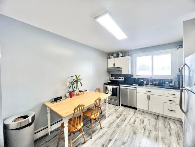 Photo - 318 Erb St W