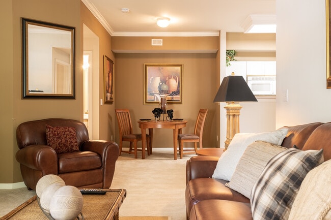 Un espacio cómodo y acogedor para sentirse como en casa. - Enclave At Town Center