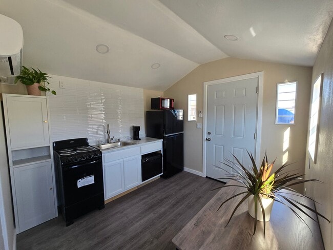 Photo - 2029 Englestad St