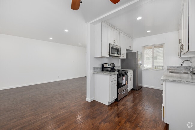 1BR, 1BA - 750SF - Kitchen - 7550 Fountain Ave