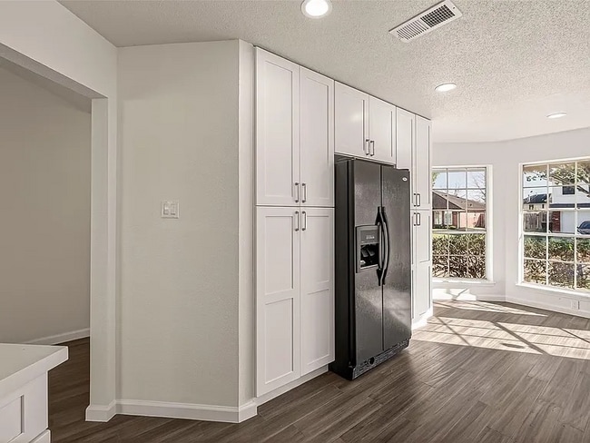 Building Photo - 1001 Eaglewood Ave