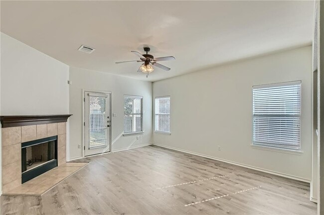 Photo - 271 Housefinch Loop