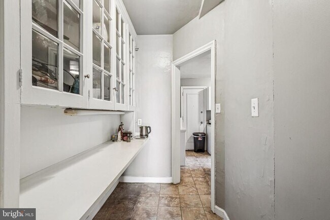 Building Photo - 2031 Locust St Unit 401