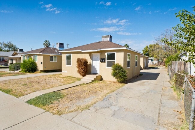 Building Photo - 322 Woodrow Ave Unit B