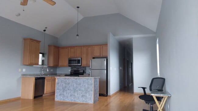 Kitchen View 2 - 4820 S Champlain Ave Unidad Apt 3