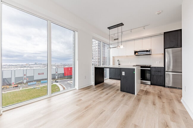 Building Photo - 5 York Garden Wy