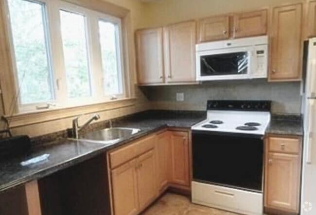 Building Photo - 111 Russett Rd Unit 2 Rental