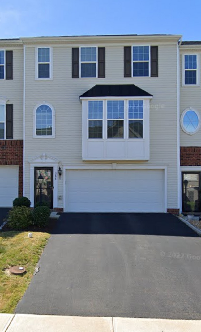 3 Bedroom Townhome - Available March 1st! - 3 Bedroom Townhome - Available March 1st!