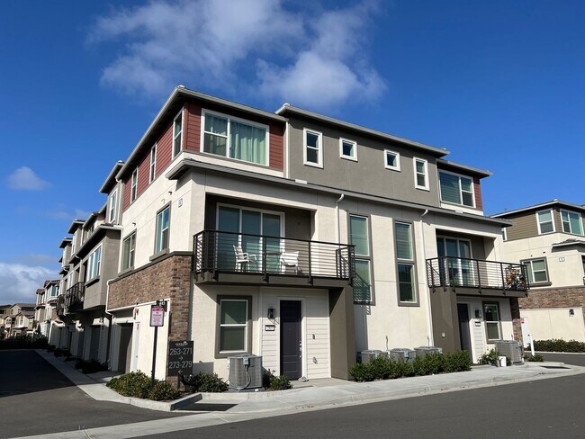 Building Photo - Stylish Corner Residence in Lake Forest Rental