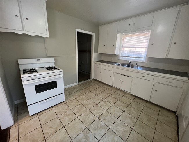 Photo - 222 Ruslee St