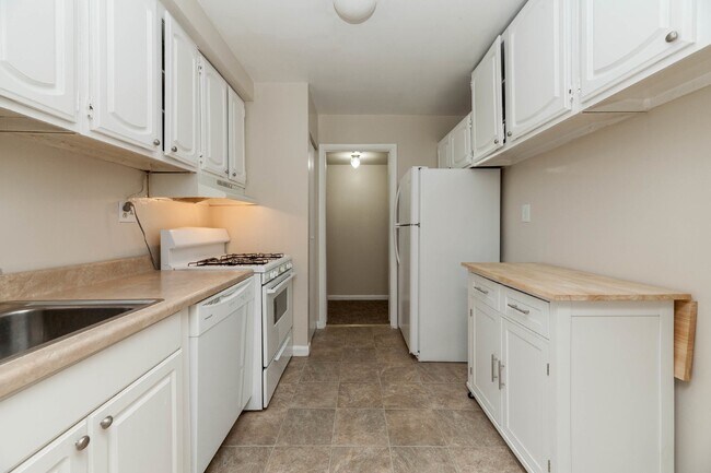 Looking for a 2 bedroom (1 bed w Den/additional small bedroom)