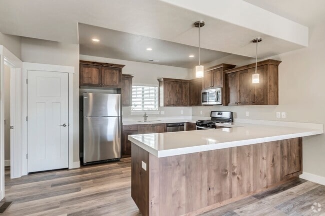 Building Photo - Newer 3 Bed Town Home - Provo's South East...