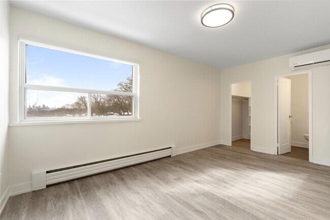 Photo - 2440 Queen Street East Unit 1