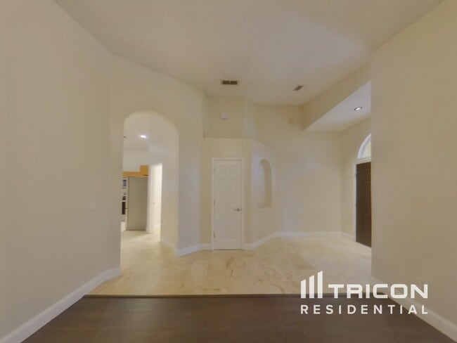 Photo - 1074 Worthington Dr