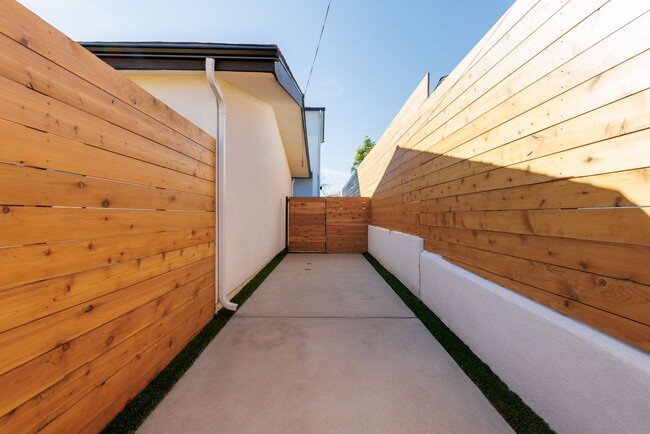 Building Photo - New with a View | Laundry | Dishwasher | A/C | Quartz Unit 3350 Lockwood Dr  2