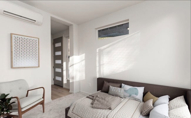 El dormitorio se conecta directamente con la sala de estar principal, creando un espacio abierto. - 2921A Franklin Ave E Unidad The Eastlake Perch