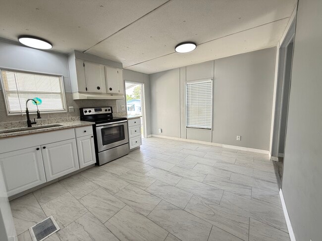 Photo - 256 Queen Mary Loop