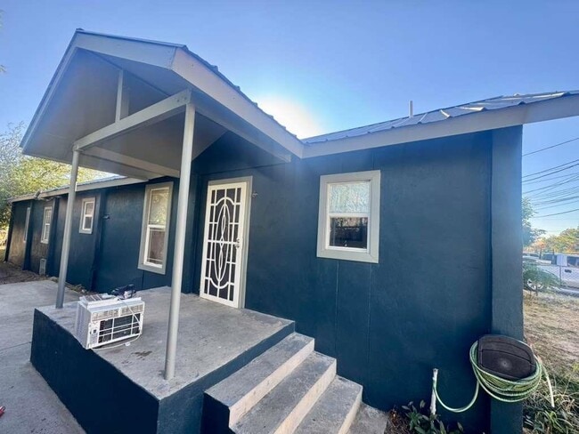 Photo - 915 Rosario St