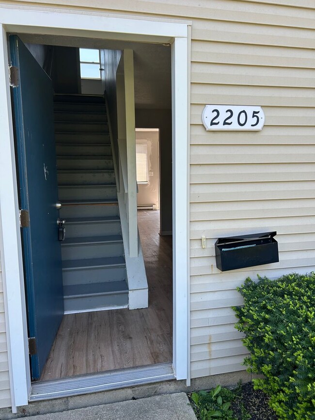 Building Photo - Nice 2 Bedroom Townhome in Southwest Columbus