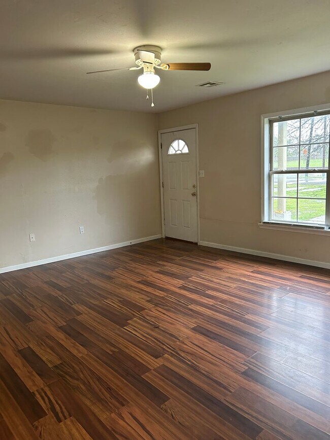 Photo - Nice 3 bedroom 1 bath house- semi fenced yard