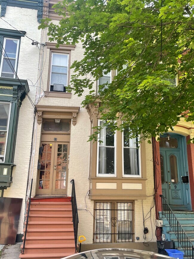 Front - 11 Myrtle Ave Unit Basement