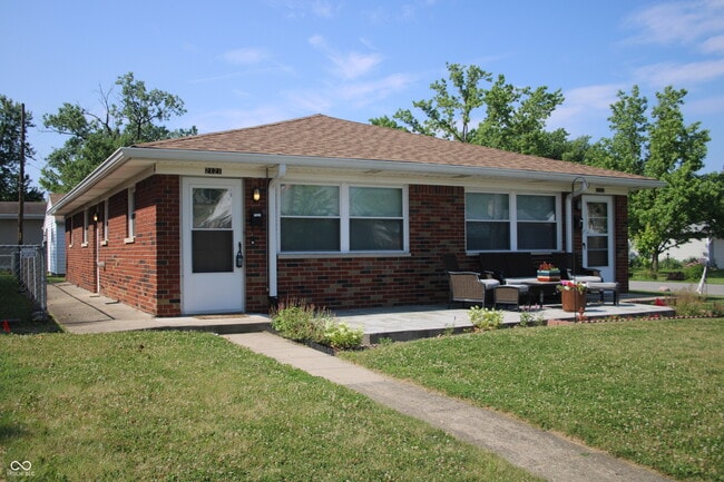 Photo - 2121 Main St