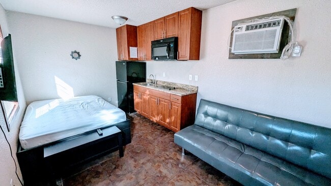 Photo - 123 E Roger Rd