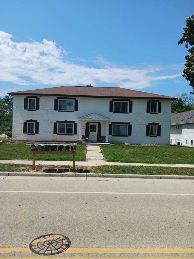 Building Photo - W162N11651 Park Ave