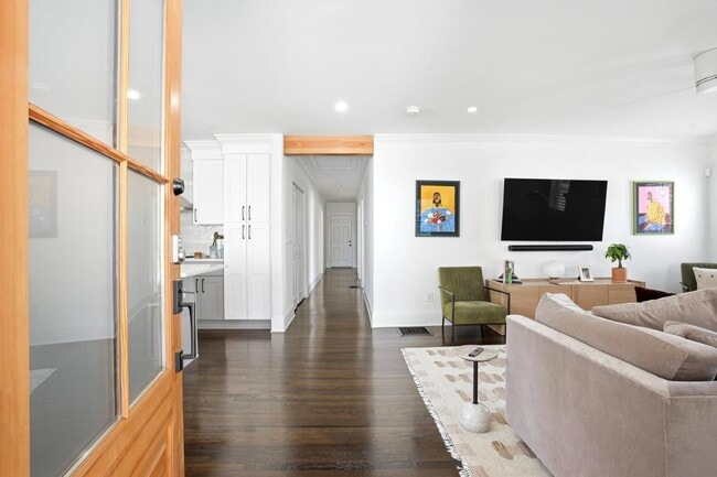 Photo - 496 Shannon Dr SW