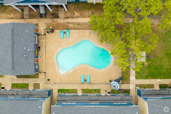 2nd pool - Charleston Apartments