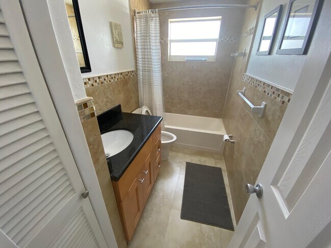 Photo - 335 Collins Ave Unit 403