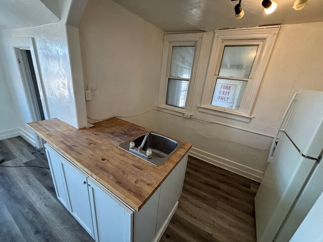 218 Kansas St Apartment