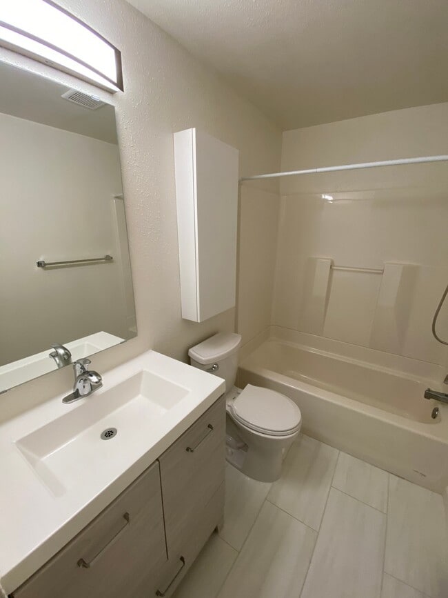 Photo - 8206 Locust Ave E