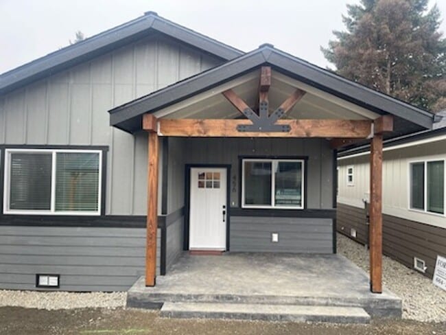 Building Photo - Brand new 2 bed/2 bath, central a/c, dishwasher, washer & dryer, deck & patio!