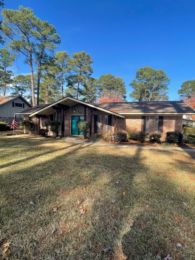 Photo - Gorgeous 3 Bedroom Home with Sunroom and Bonus Room!