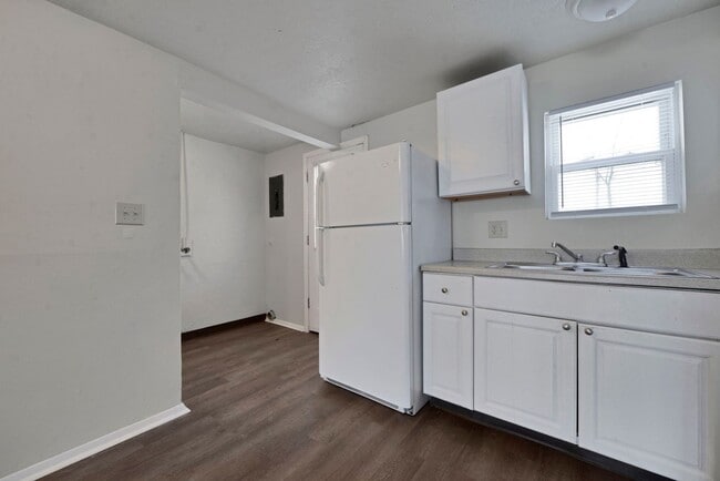 Building Photo - 2 Bedroom Subsidy Friendly Apartment Unit 3011D