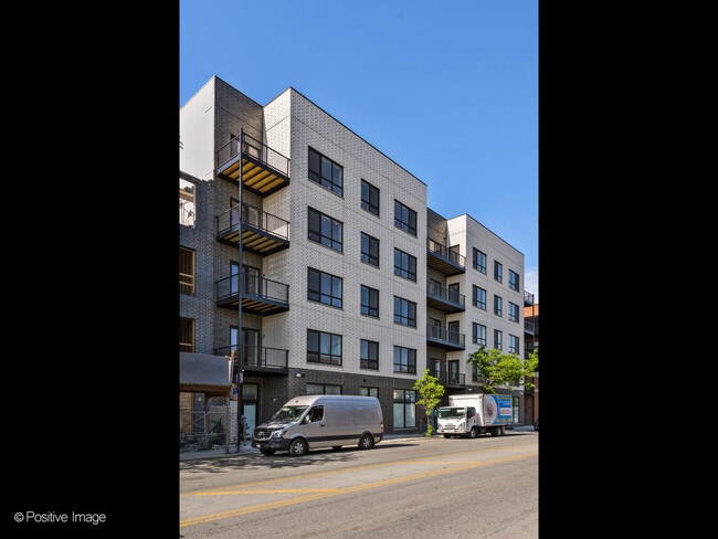Building Photo - 2139 W Madison St Rental