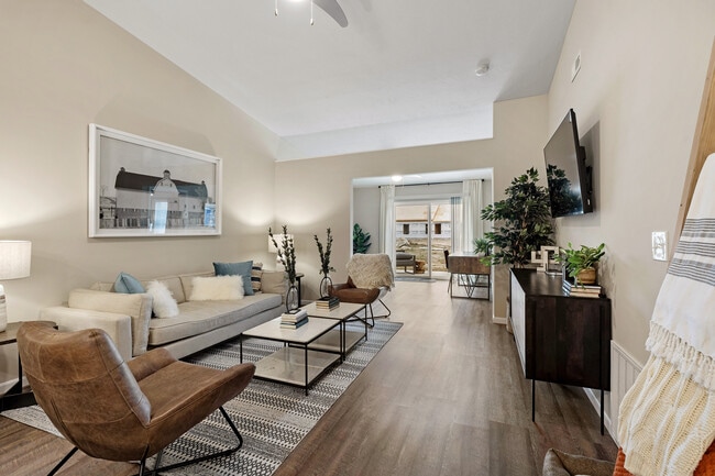 Hermosos Planos de planta abiertos con espacio para entretenimiento* - Redwood Brownstown Telegraph Sibley Road