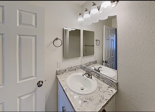 Photo - 125 Ludlow Dr