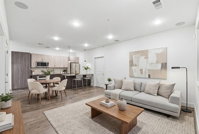 Building Photo - 4819 Caroline St Unit 109