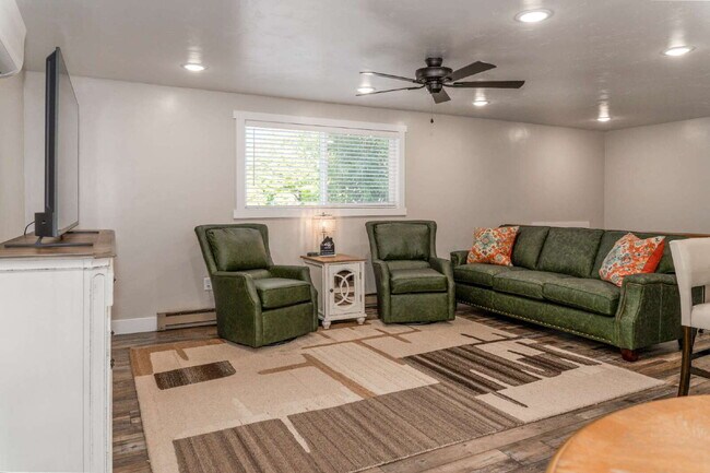 Building Photo - 451 W 200 S Unit 8b