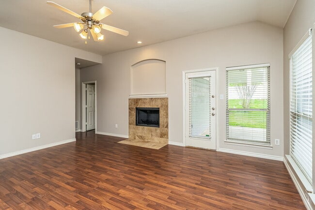 Photo - 419 Creekview Dr